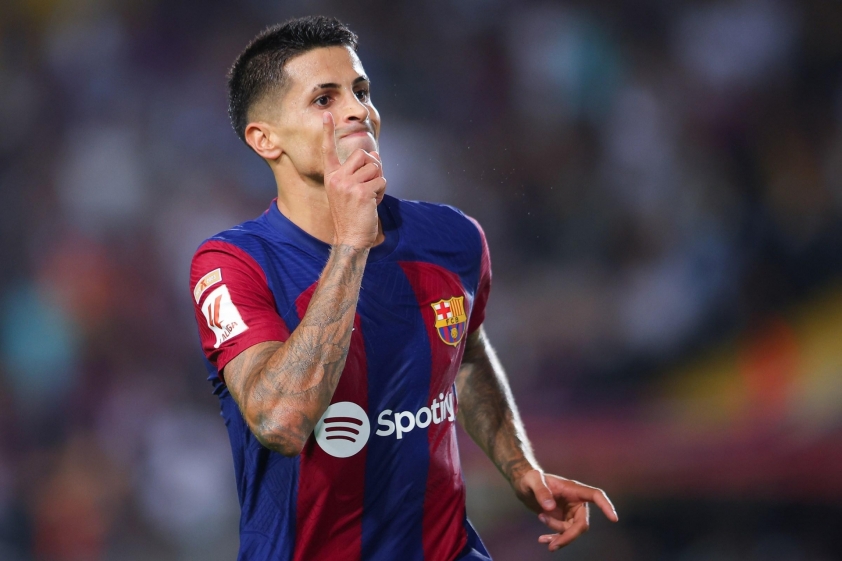 Joao Cancelo ăn mừng trong màu áo Barcelona tại Camp Nou.